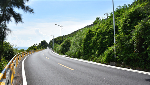 加快项目建设 南澳环岛公路大修已完成32公里路面铺设.jpg