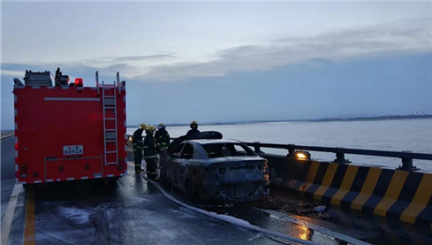 南澳大桥驻桥各方及时处置一起汽车自燃 未造成人员伤亡_副本.jpg