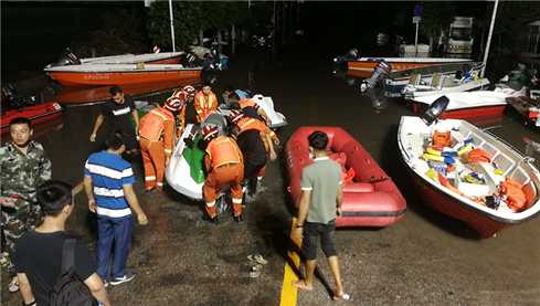 心系两潮灾情 南澳派出救援队奔赴潮阳共同抗灾_副本.jpg