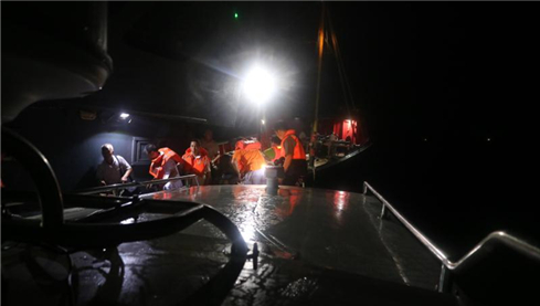 南澳渔政部门成功起救触礁货船12名船员_副本.jpg
