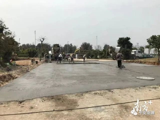 正在加紧建设的莱芜临时大型停车场。 图片