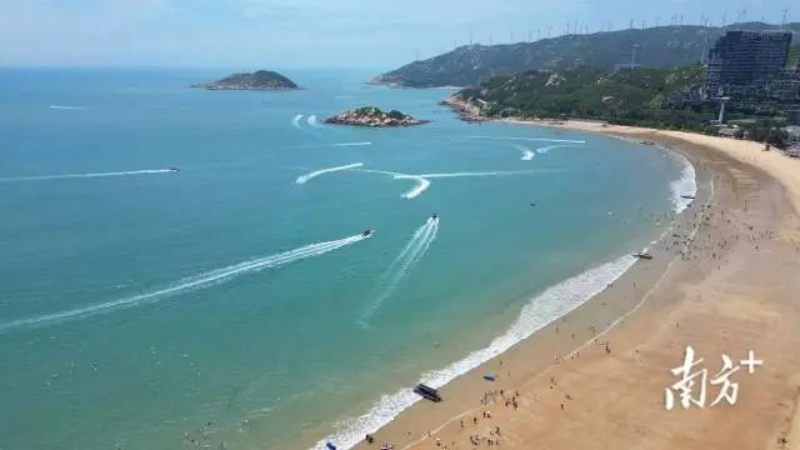 摩托艇在青澳湾海面上劈波斩浪,犹如作画般划出一条条粗长的白线,为大海增添一抹亮色。 图片