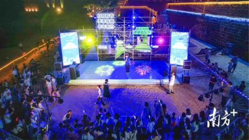 7月15日至9月15日期间逢周五、周六晚上7时30分至9时,后宅镇贝沙湾沙滩持续唱响,绘就南澳夏夜新景色。 图片