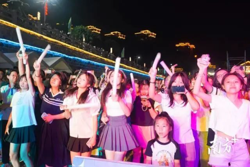 后宅镇贝沙湾沙滩音乐节上,观众配合韵律摆动手臂、晃动身体,用热情点亮海岛的夜。 图片