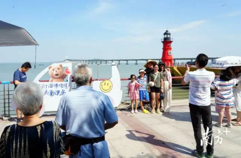 长山尾渡口灯塔是上岛后的第一处景点,也是许多市民游客到南澳打卡的第一站。 图片